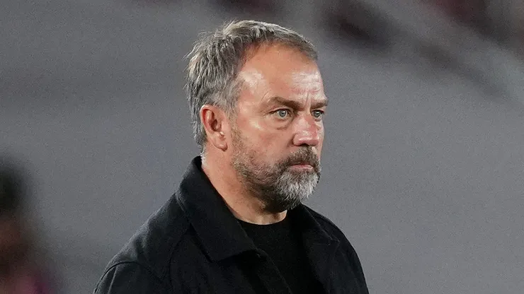 Hansi Flick traça o contorno do seu onze ideal no Barcelona. (Foto: Alex Caparros/Getty Images)