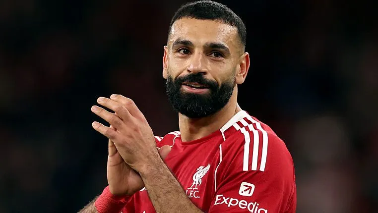 Mohamed Salah, em campo, com a camisa vermelha do Liverpool, e aplaudindo