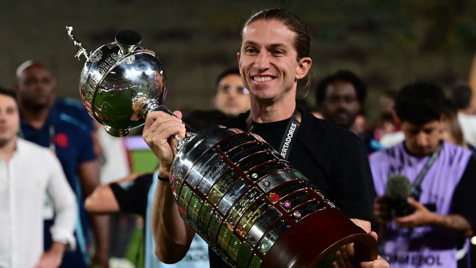 Filipe Luís comemora o título da Libertadores com a taça na mão