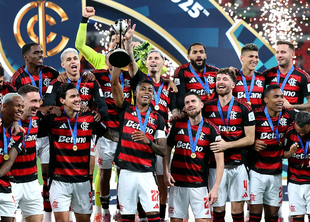 jogadores do Flamengo, em campo, comemorando