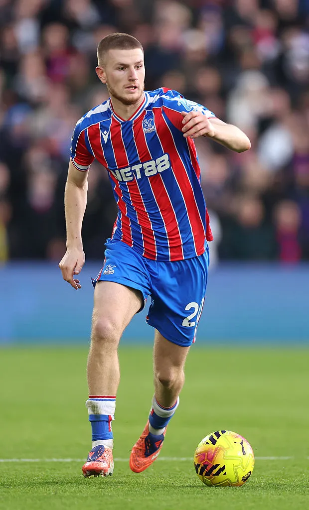 Adam Wharton, do Crystal Palace, e alvo do Real Madrid, durante a partida da Premier League entre Crystal Palace e Manchester City no Selhurst Park, em 14 de dezembro de 2025, em Londres, Inglaterra. (Foto de Alex Pantling/Getty Images)
