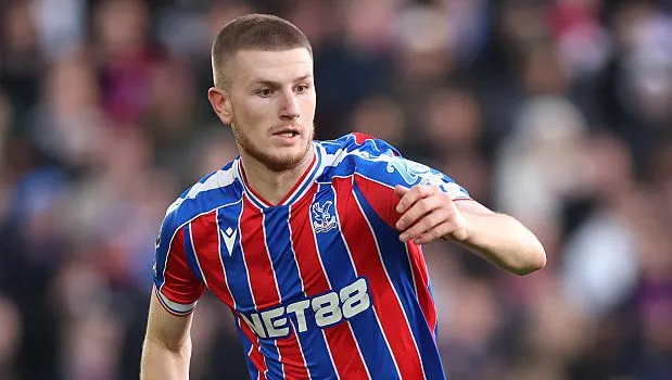Adam Wharton, alvo do Manchester United, em jogo do Crystal Palace. Foto: Alex Pantling/Getty Images