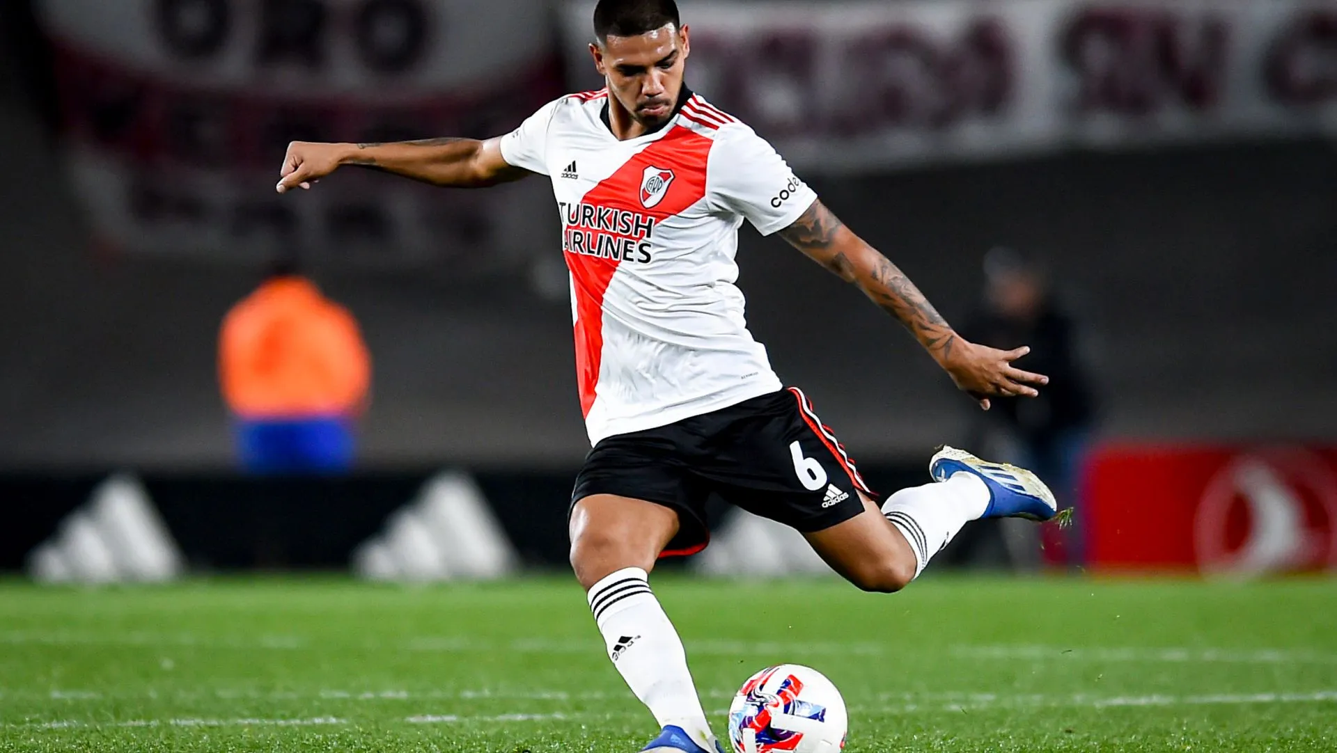 David Martinez chuta a bola durante partida da Liga Profissional. Foto: Marcelo Endelli/Getty Images