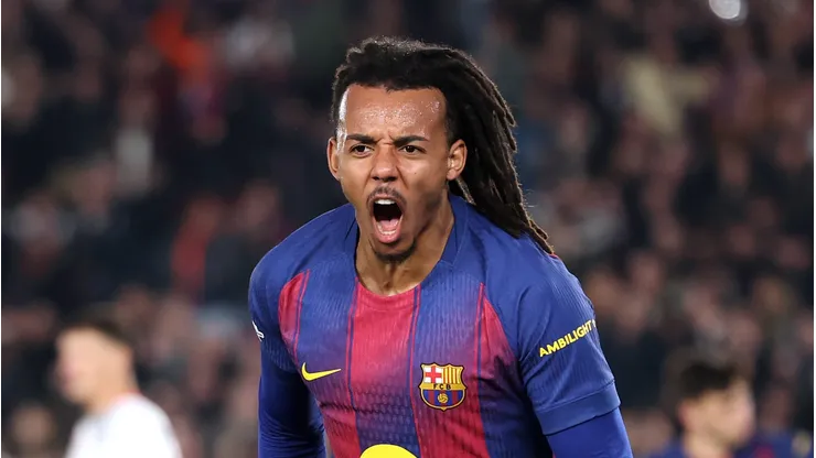 Barcelona mira Ryerson como substituto de Koundé; lateral quer deixar o Dortmund. (Photo by Judit Cartiel/Getty Images)