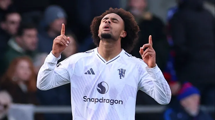 Manchester United pode deixar Roma de lado para negociar Zirkzee com Leeds. (Photo by Warren Little/Getty Images)