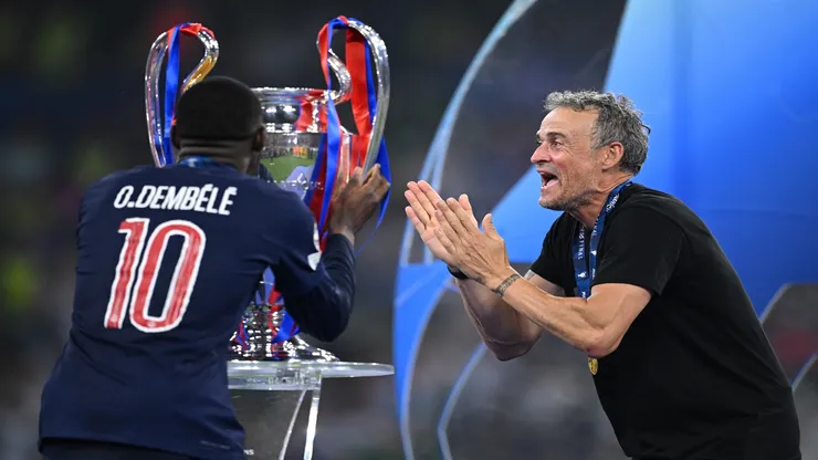 Luis Enrique e Dembélé com a taça da Champions League - Justin Setterfield/Getty Images