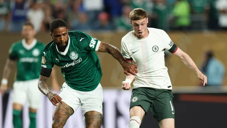 O zagueiro Micael, do Palmeiras, disputa a bola com meia Palmer, do Chelsea (Francois Nel/Getty Images)