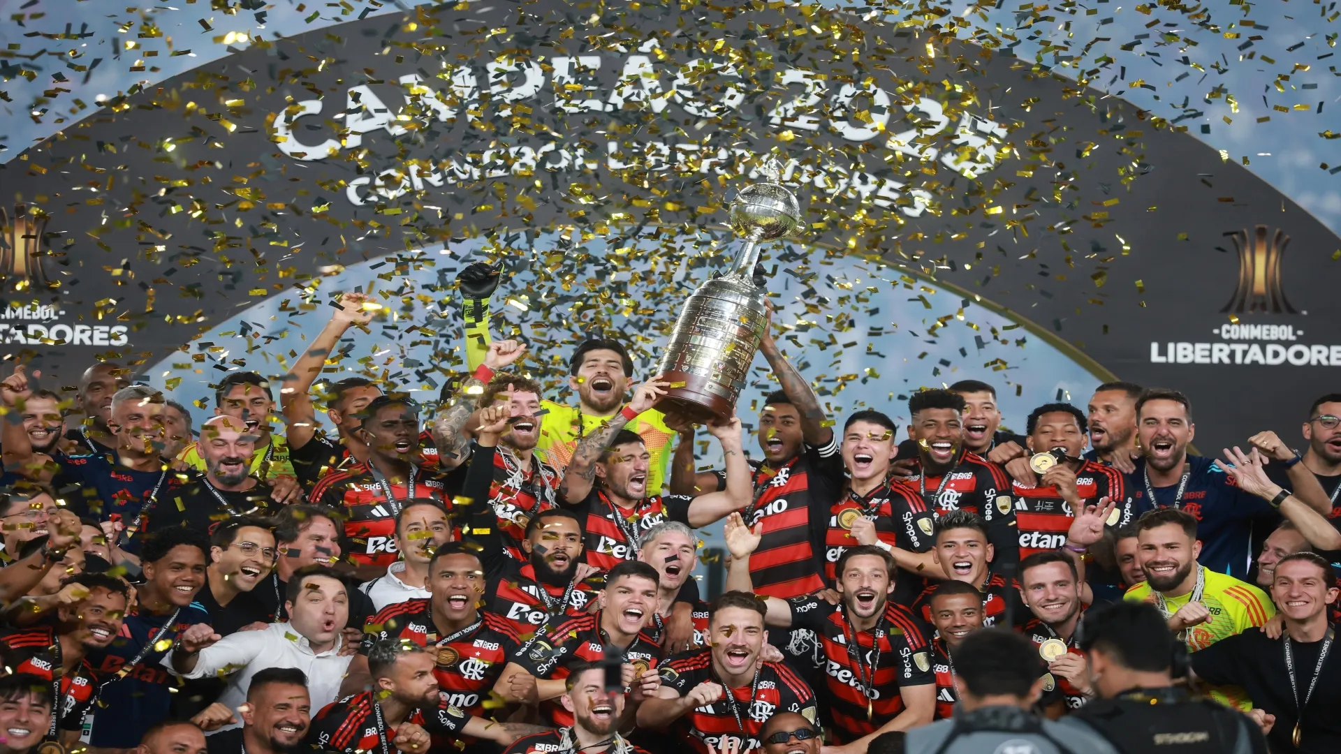 Jogadores do Flamengo levantam a taça da Libertadores 2025 – Hector Vivas/Getty Images