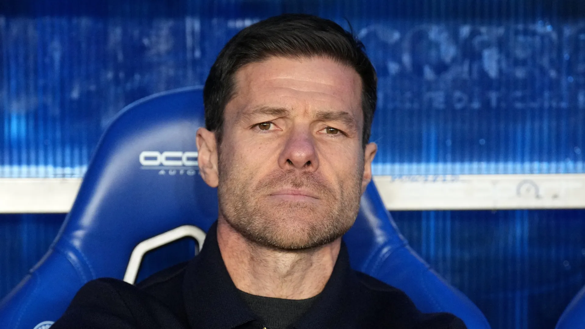 Xabi Alonso, com rosto fechado, durante jogo do Real Madrid