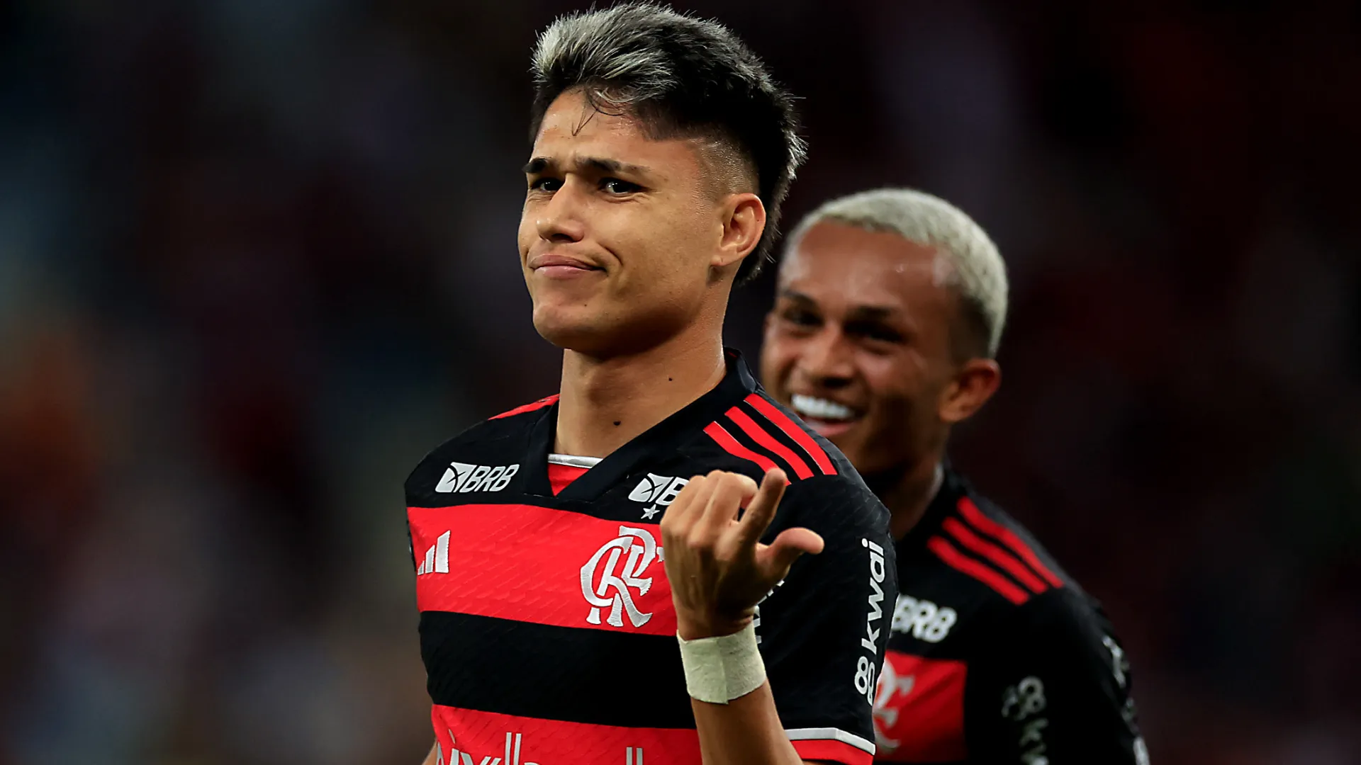 Luiz Araújo aparece comemorando um gol pelo Flamengo