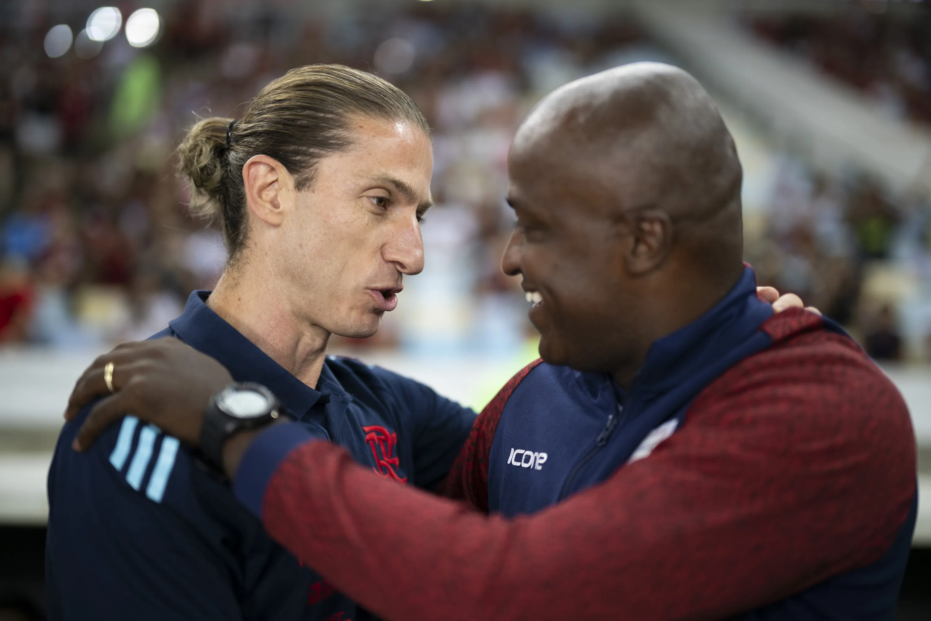 Filipe Luis e Reinaldo antes da partida entre Flamengo e Maricá pelo Campeonato Carioca 2025. Foto: Jorge Rodrigues/AGIF