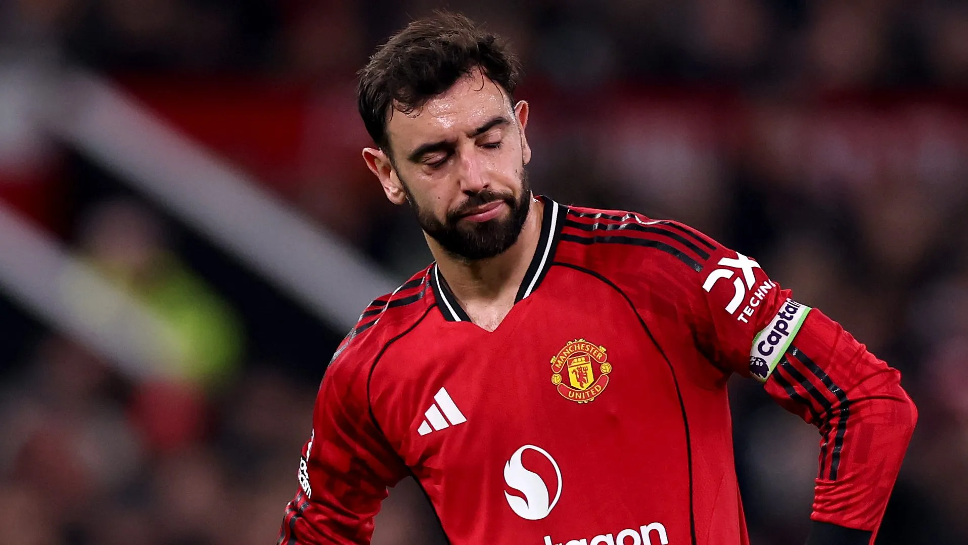 Bruno Fernandes, em campo, com feição frustrada