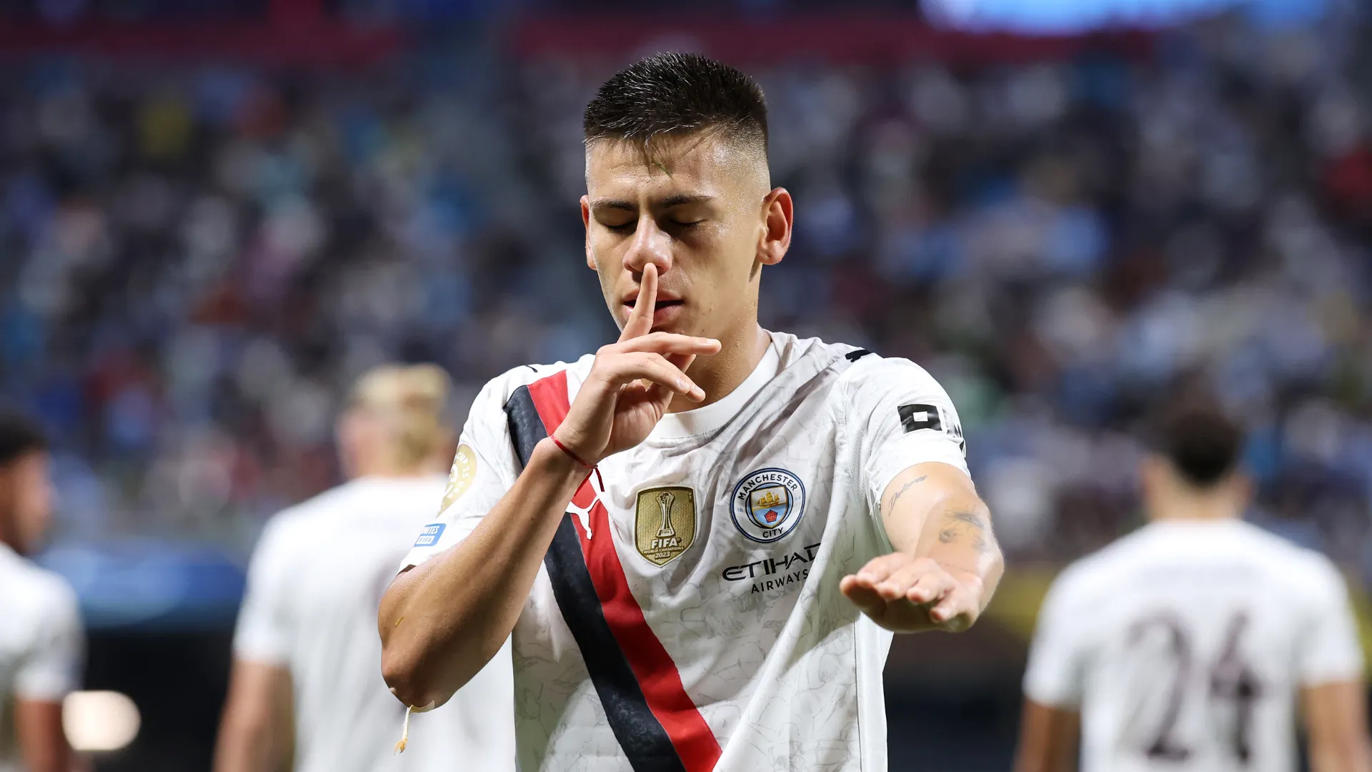 Claudio Echeverri comemora gol durante partida do Manchester City