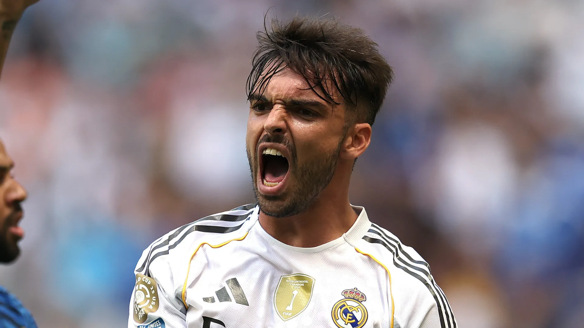 Raúl Asencio grita durante partida do Real Madrid