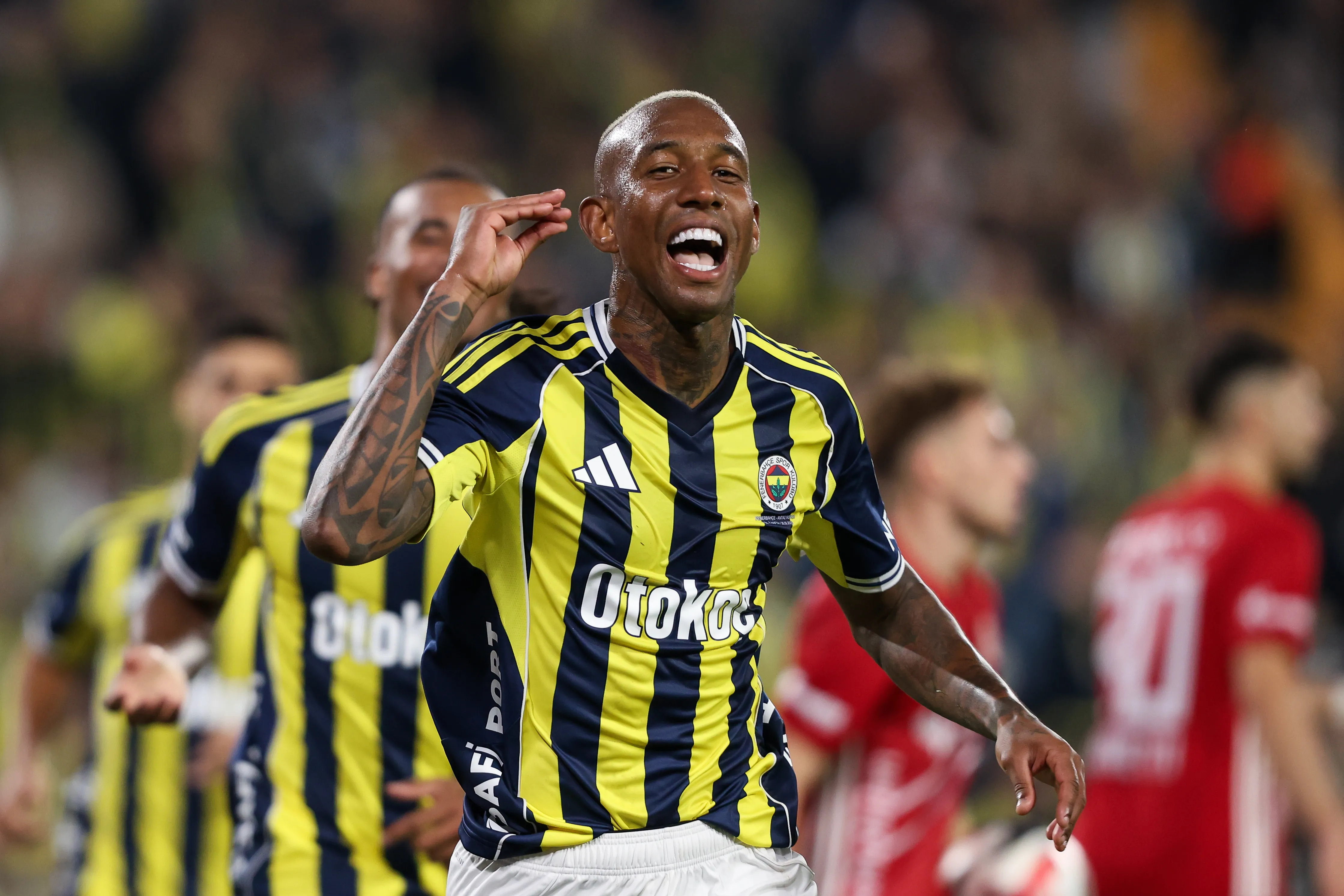 Talisca, em campo, comemorando