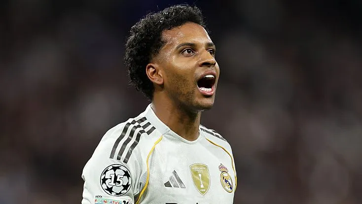 Rodrygo, em campo, comemorando no Real Madrid