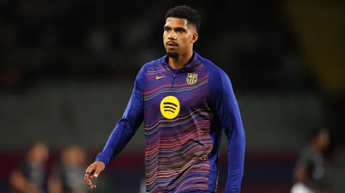 Ronald Araújo aquecendo pelo Barcelona