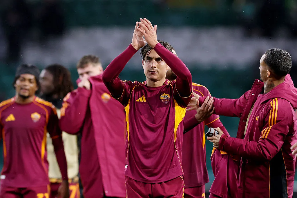 Paulo Dybala, da AS Roma, aplaude os torcedores após a partida da 6ª rodada da fase de grupos da Liga Europa da UEFA 2025/26 entre Celtic FC e AS Roma, no Celtic Park, em 11 de dezembro de 2025, em Glasgow, Escócia. (Foto de Ian MacNicol/Getty Images)