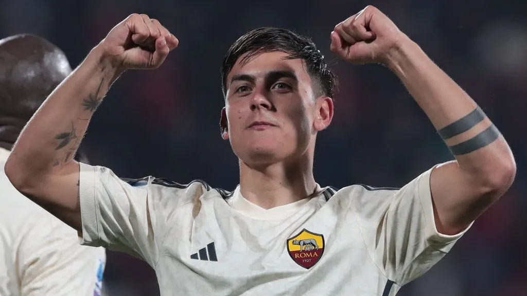 Dybala, em campo, comemorando pela Roma