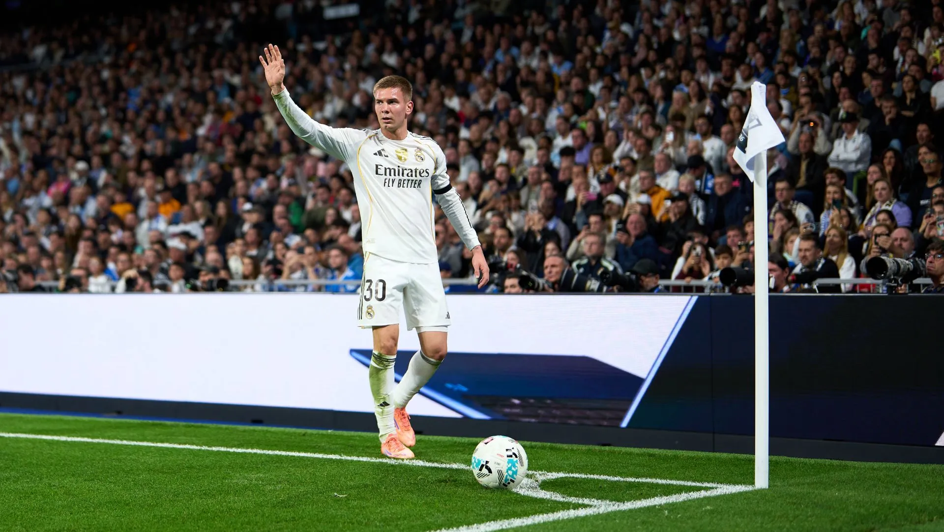 Mastantuono cobra escanteio durante partida da LaLiga. Foto: Angel Martinez/Getty Images