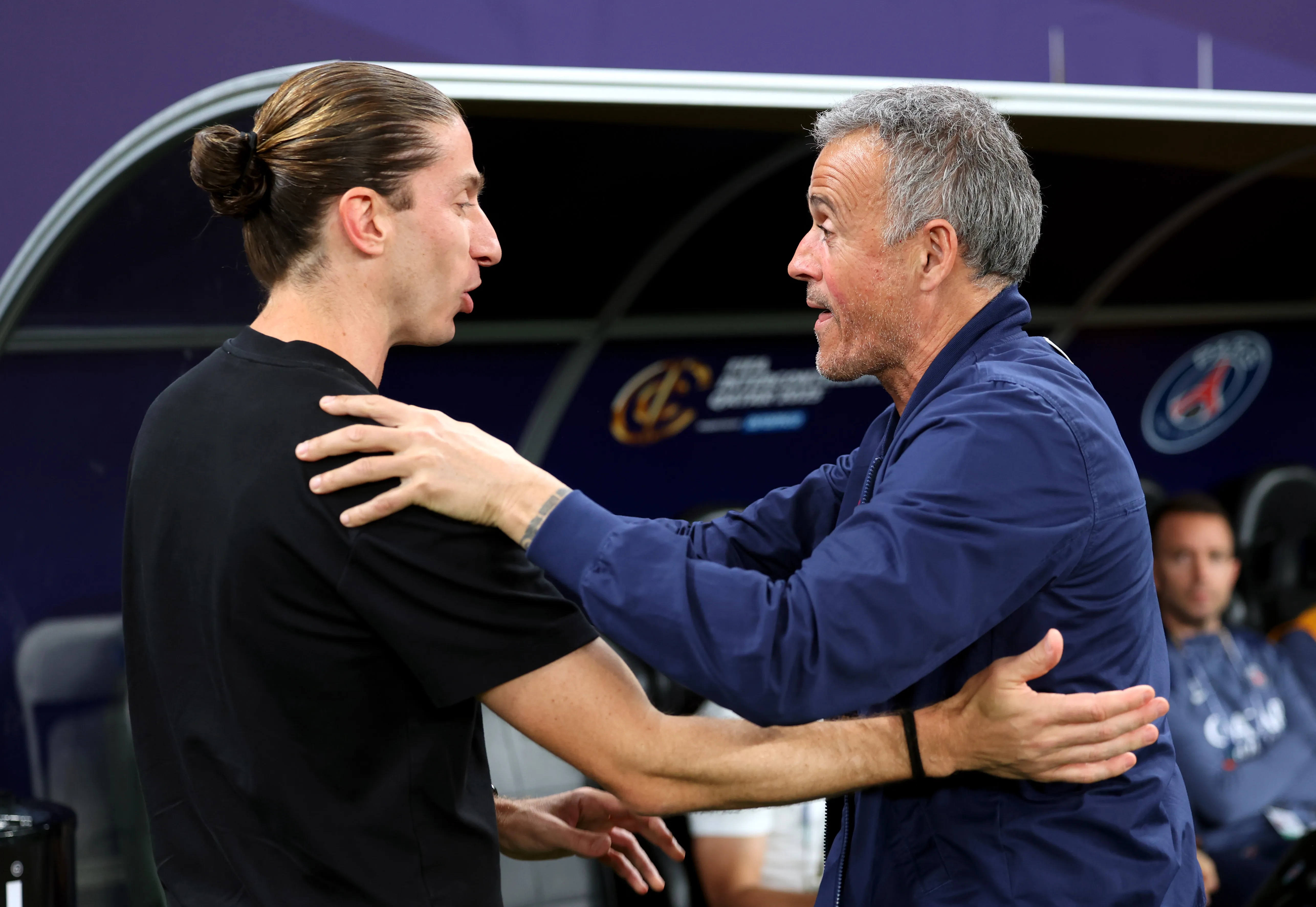 Luis Enrique e Filipe Luís se cumprimentando na final do Intercontinental.  (Foto: Getty Images/Getty Images)