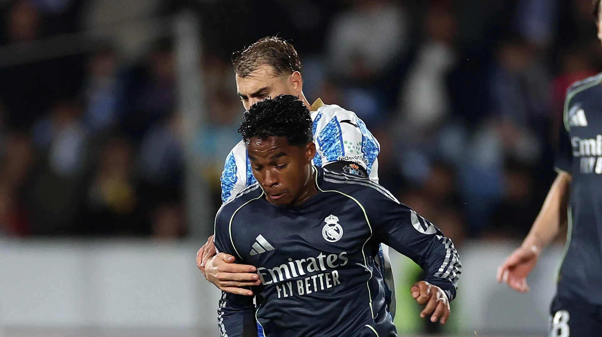 Endrick com uniforme preto do Real Madrid em jogo contra o Talavera