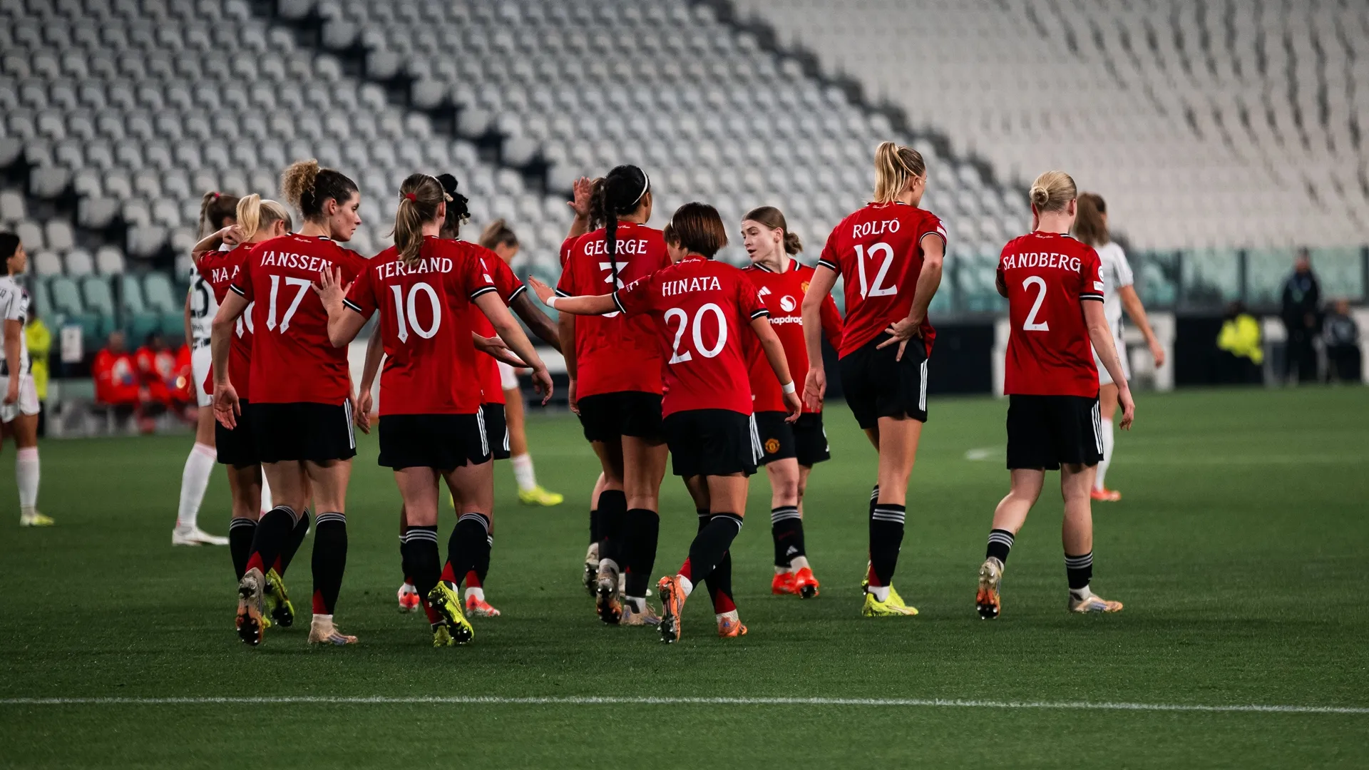 Jogadoras do Manchester United comemoram o gol da vitória sobre a Juventus juntas