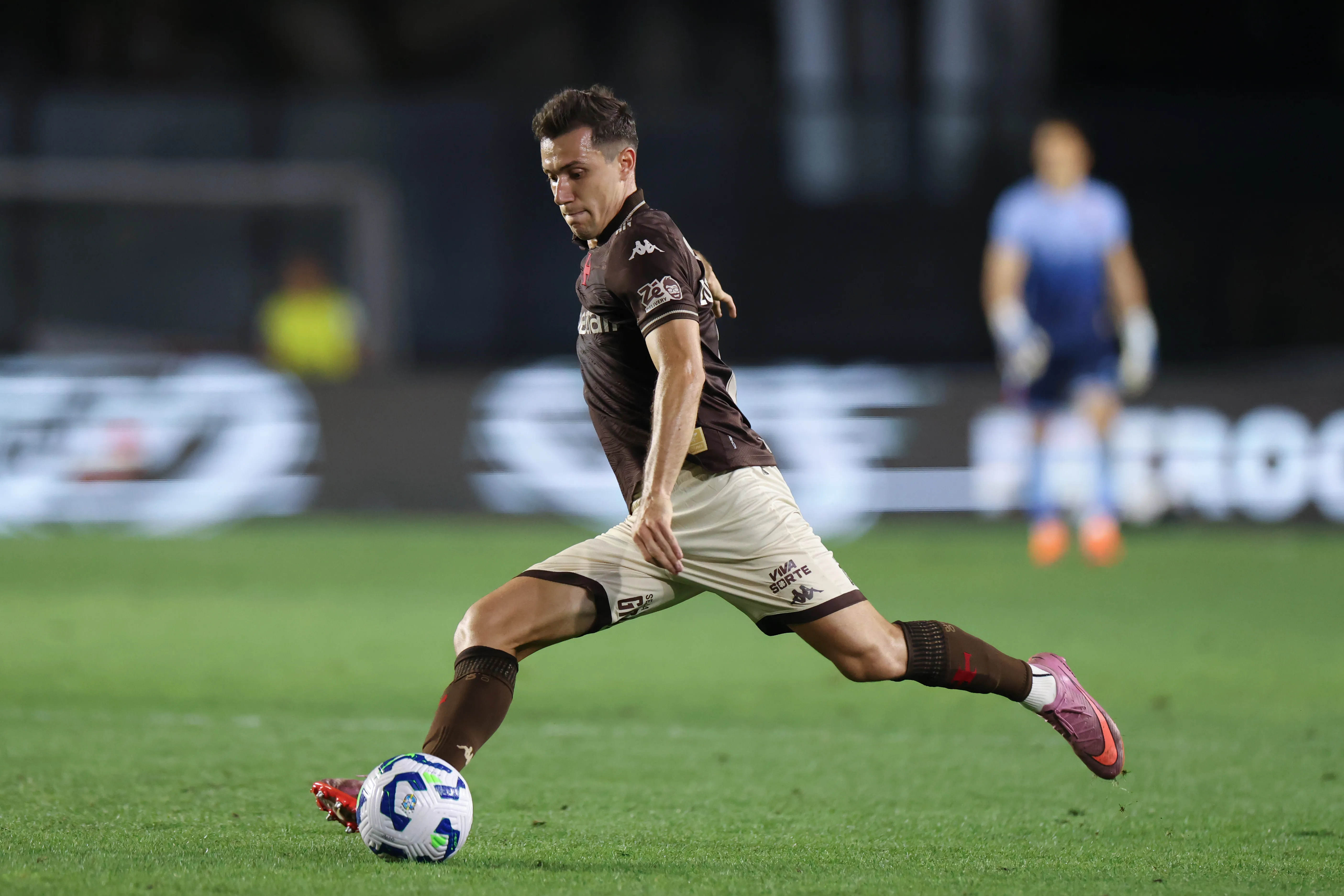 Lucas Piton, do Vasco, chuta a bola durante a partida entre Vasco da Gama e Juventude pelo Brasileirão 2025, no Estádio São Januário, em 8 de novembro de 2025, no Rio de Janeiro, Brasil. (Foto: Lucas Figueiredo/Getty Images)