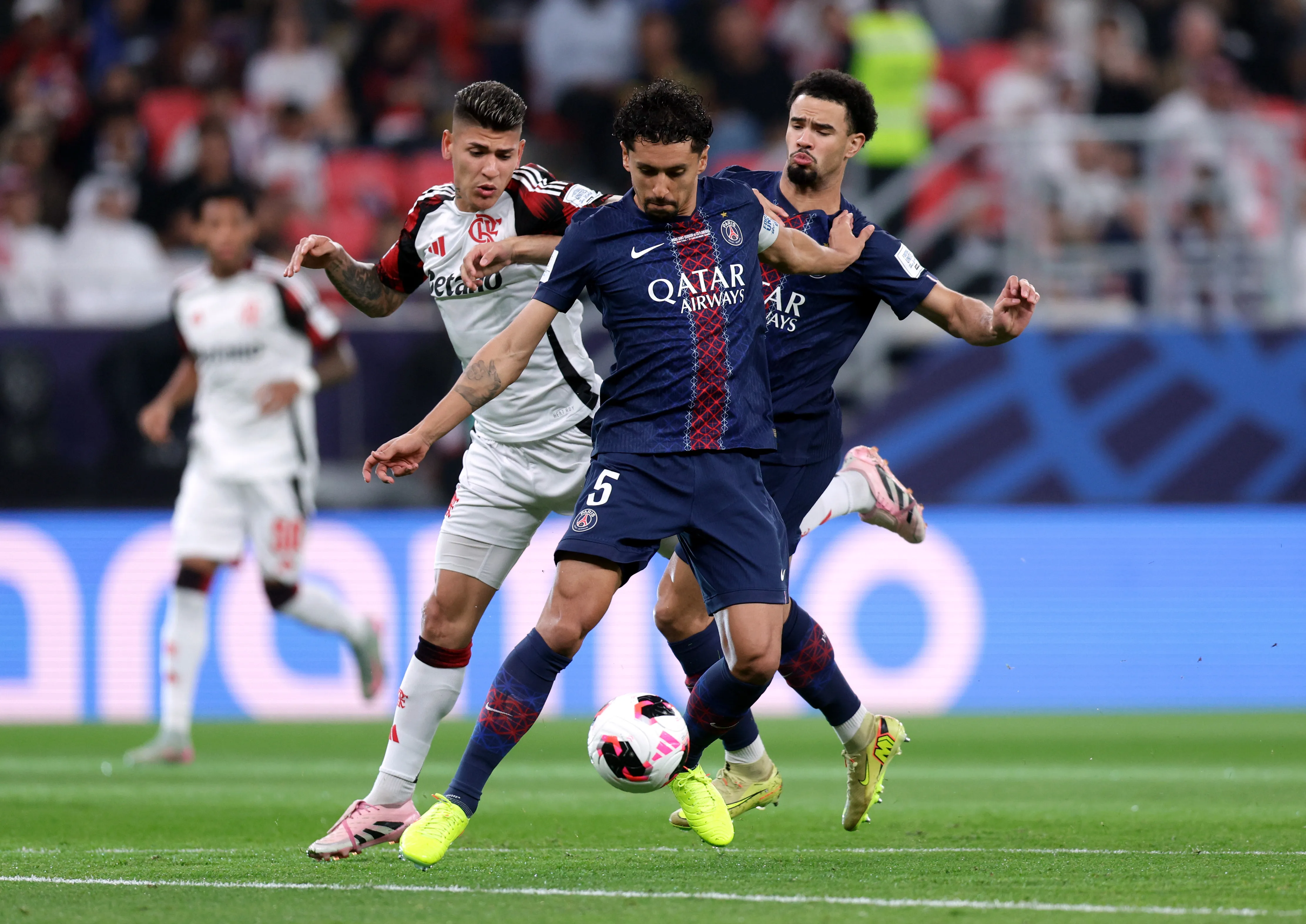 Marquinhos e Carrascal disputam bola.  (Photo by Getty Images/Getty Images)