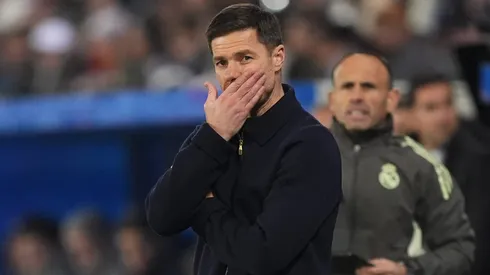 Xabi Alonso cobre o rosto durante jogo do Real Madrid. (Photo by Juan Manuel Serrano Arce/Getty Images)