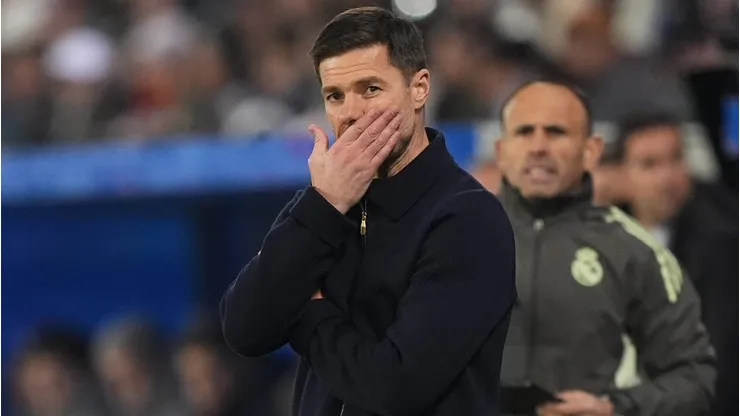 Xabi Alonso cobre o rosto durante jogo do Real Madrid. (Photo by Juan Manuel Serrano Arce/Getty Images)