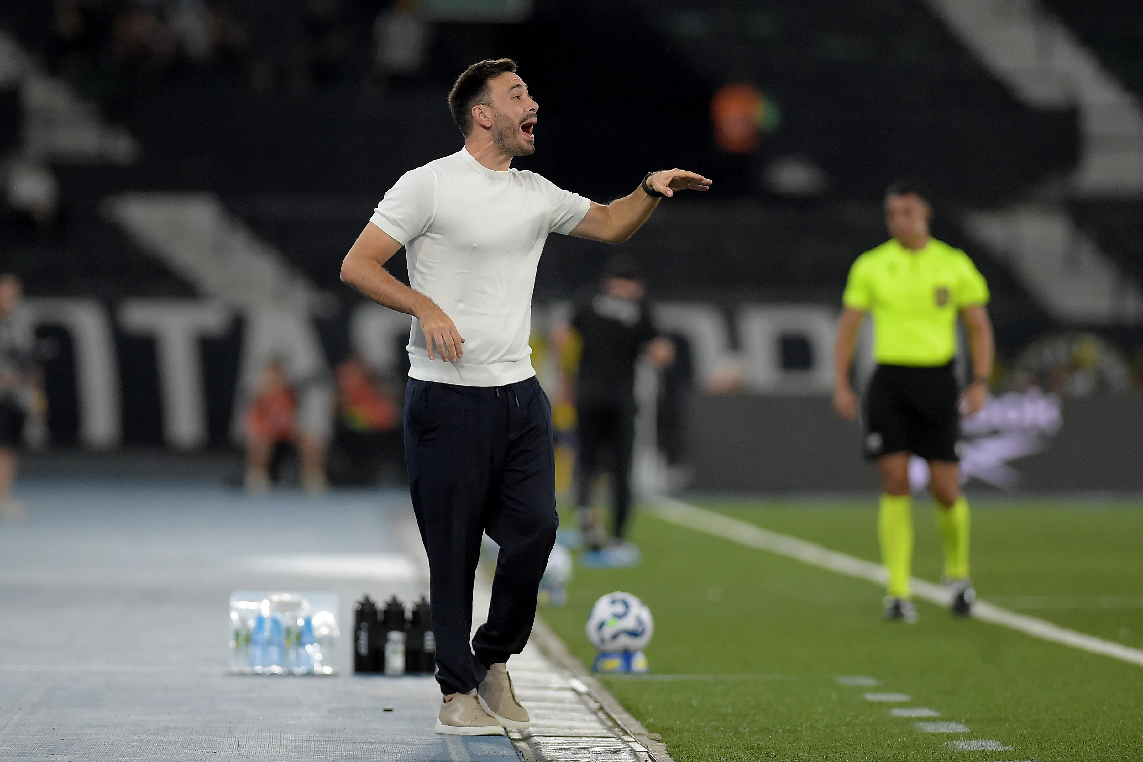 Davide Ancelotti no comando do Botafogo. Foto: Dhavid Normando/Getty Images