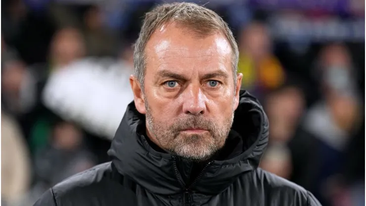 Hansi Flick pode renovar seu contrato com o Barcelona por mais uma temporada (Foto: Angel Martinez/Getty Images)
