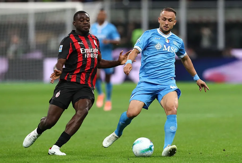 Stanislav Lobotka, do Napoli, disputa a bola com Youssouf Fofana, do Milan, durante a partida da Série A entre Milan e Napoli, no Estádio Giuseppe Meazza, em Milão, Itália, em 28 de setembro de 2025. (Foto de Marco Luzzani/Getty Images)