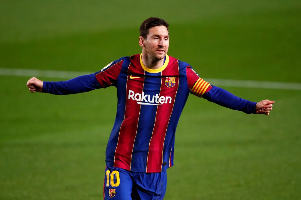 Lionel Messi, do FC Barcelona, ​​comemora após marcar o primeiro gol de sua equipe durante a partida da La Liga Santander entre FC Barcelona e Getafe CF no Camp Nou, em 22 de abril de 2021, em Barcelona. (Foto de Eric Alonso/Getty Images)
