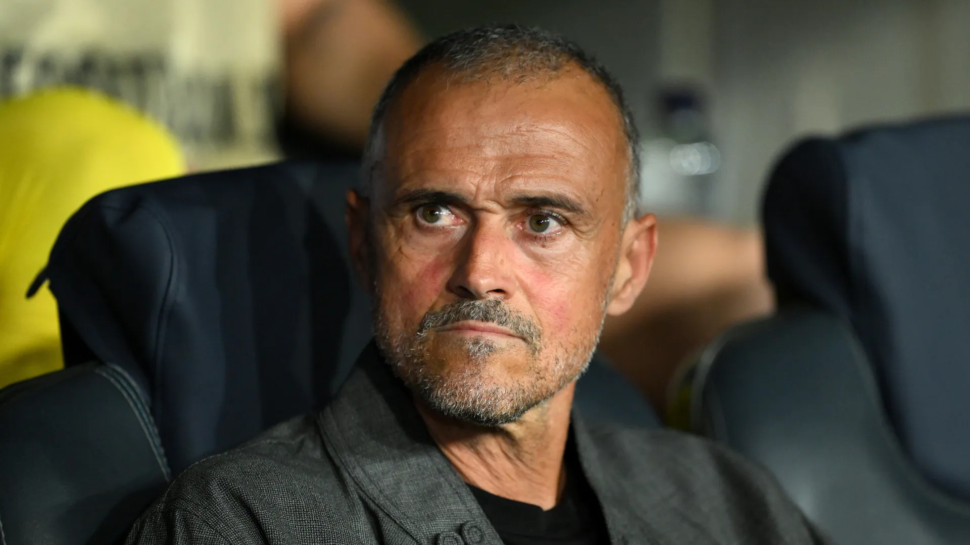 Luis Enrique com olhar sério durante jogo do PSG