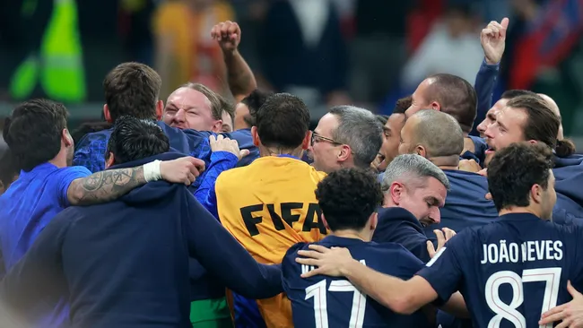 Safonov é abraço após a disputa de pênaltis na final da Copa Intercontinental FIFA 2025. Foto: Getty Images/Getty Images