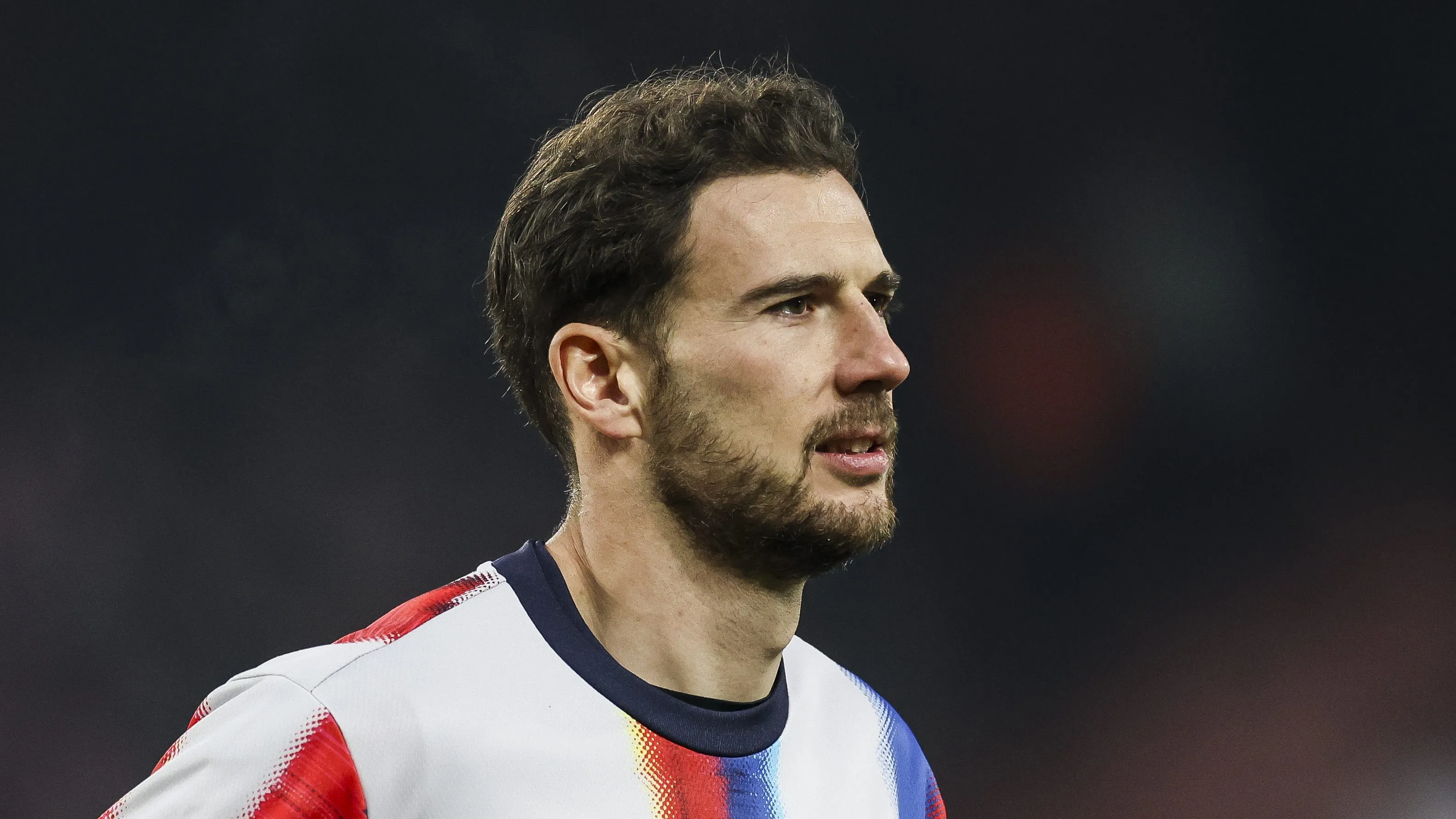 Goretzka usa uma camisa de treino do Bayern de Munique