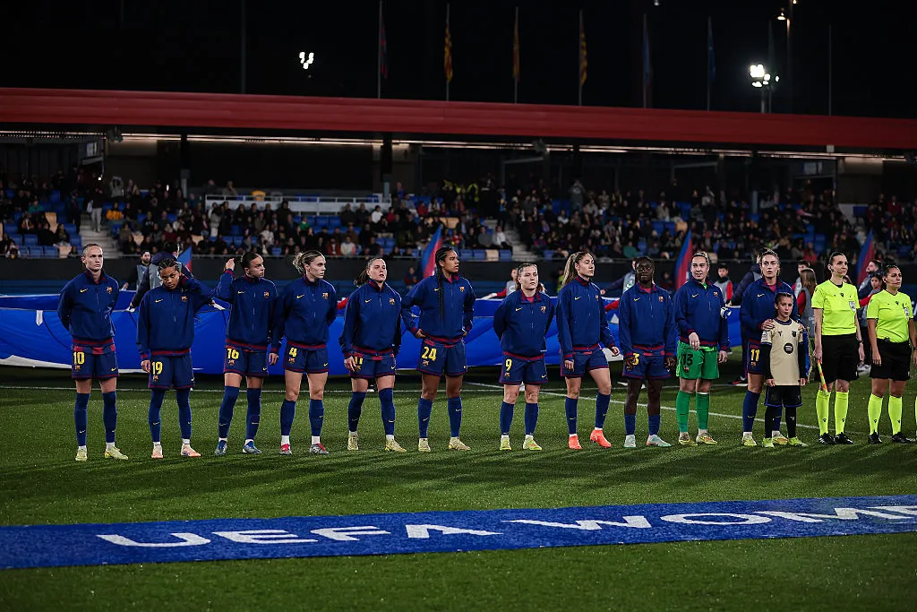 Equipe titular do Barcelona na Champions Feminina – Foto: Eric Alonso/Getty Images