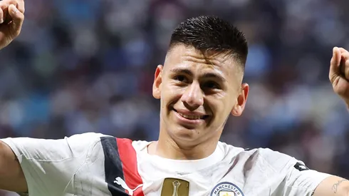 Claudio Echeverri com a camisa do Manchester City – Foto: Alex Grimm/Getty Images