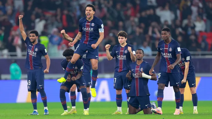 PSG comemorando em disputa de pênaltis contra o Flamengo