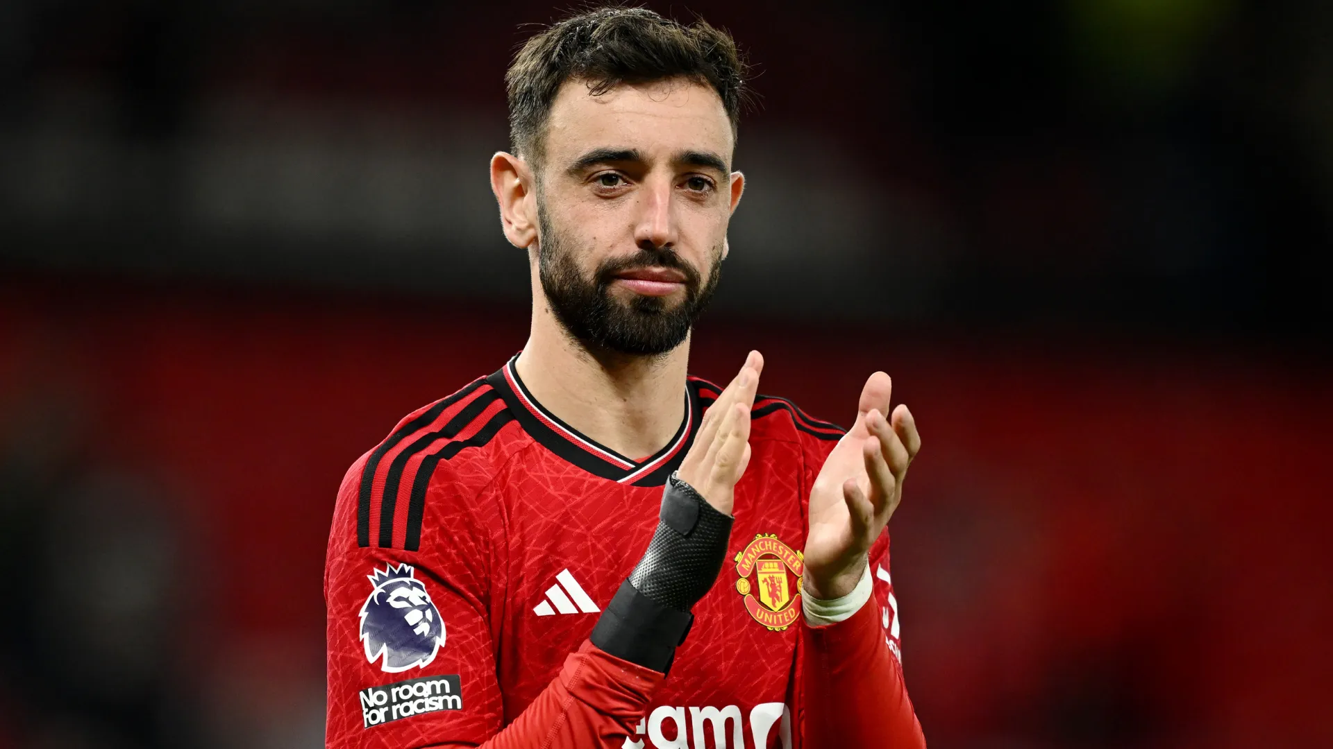 Bruno Fernandes aparece aplaudindo os torcedores após um jogo do Manchester United