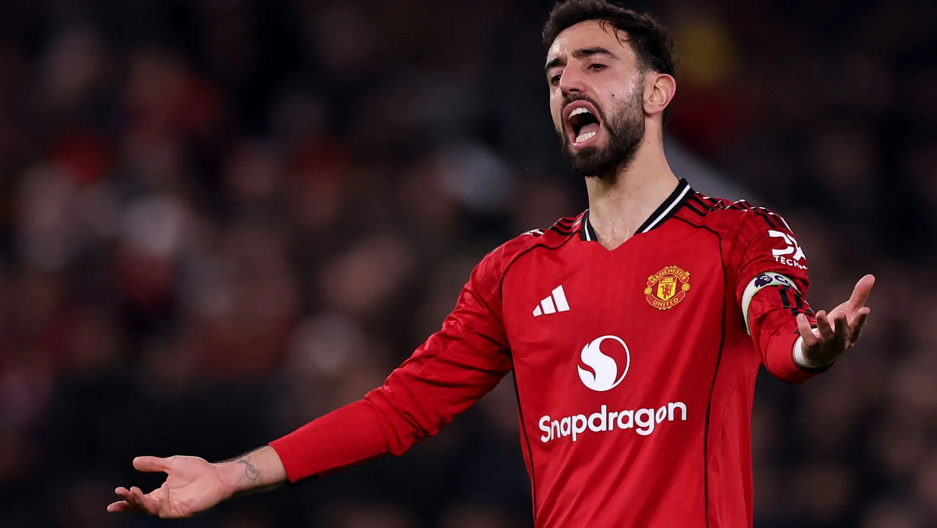 Bruno Fernandes durante partida da Premier League. Foto: Carl Recine/Getty Images