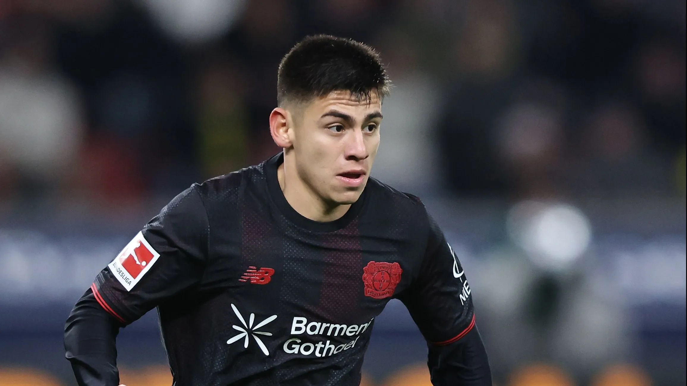 Claudio Echeverri usa uma camisa escura do Bayer Leverkusen