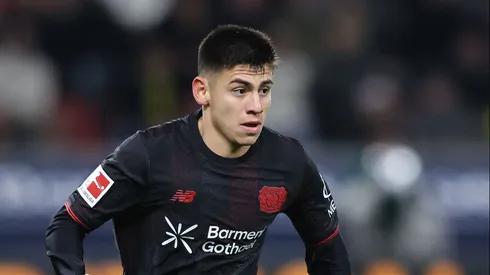 Echeverri em campo pelo Bayer Leverkusen (Photo by Christof Koepsel/Getty Images)