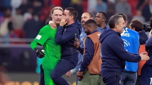 O goleiro Safonov é abraçado por companheiros do PSG (Getty Images/Getty Images)