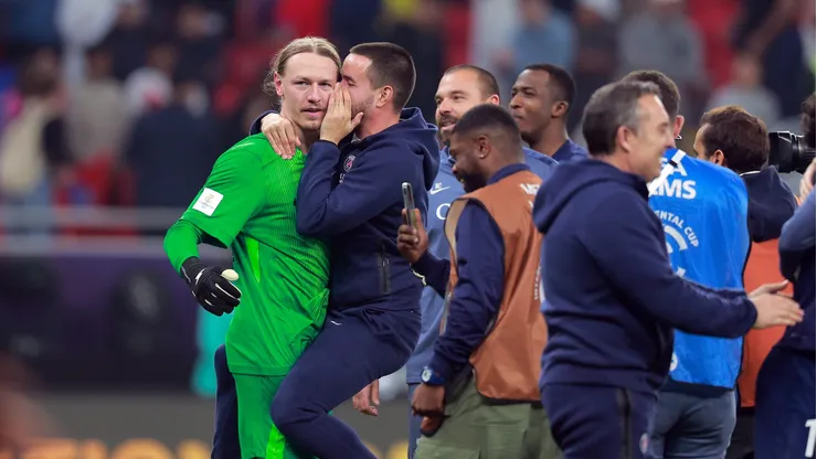 O goleiro Safonov é abraçado por companheiros do PSG (Getty Images/Getty Images)