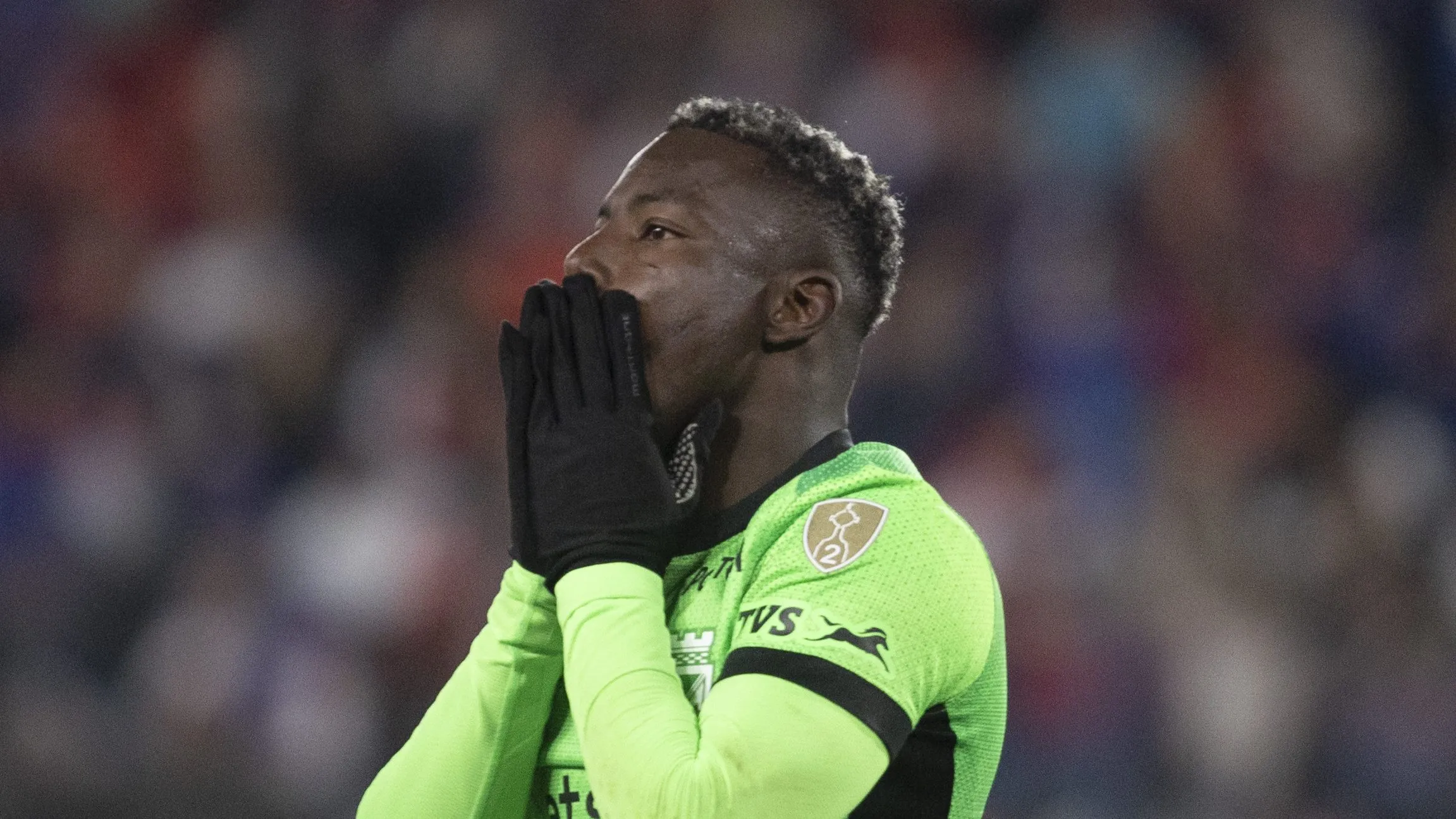 Marino Hinestroza usa luvas e leva as mãos a boca após lamentar um lance