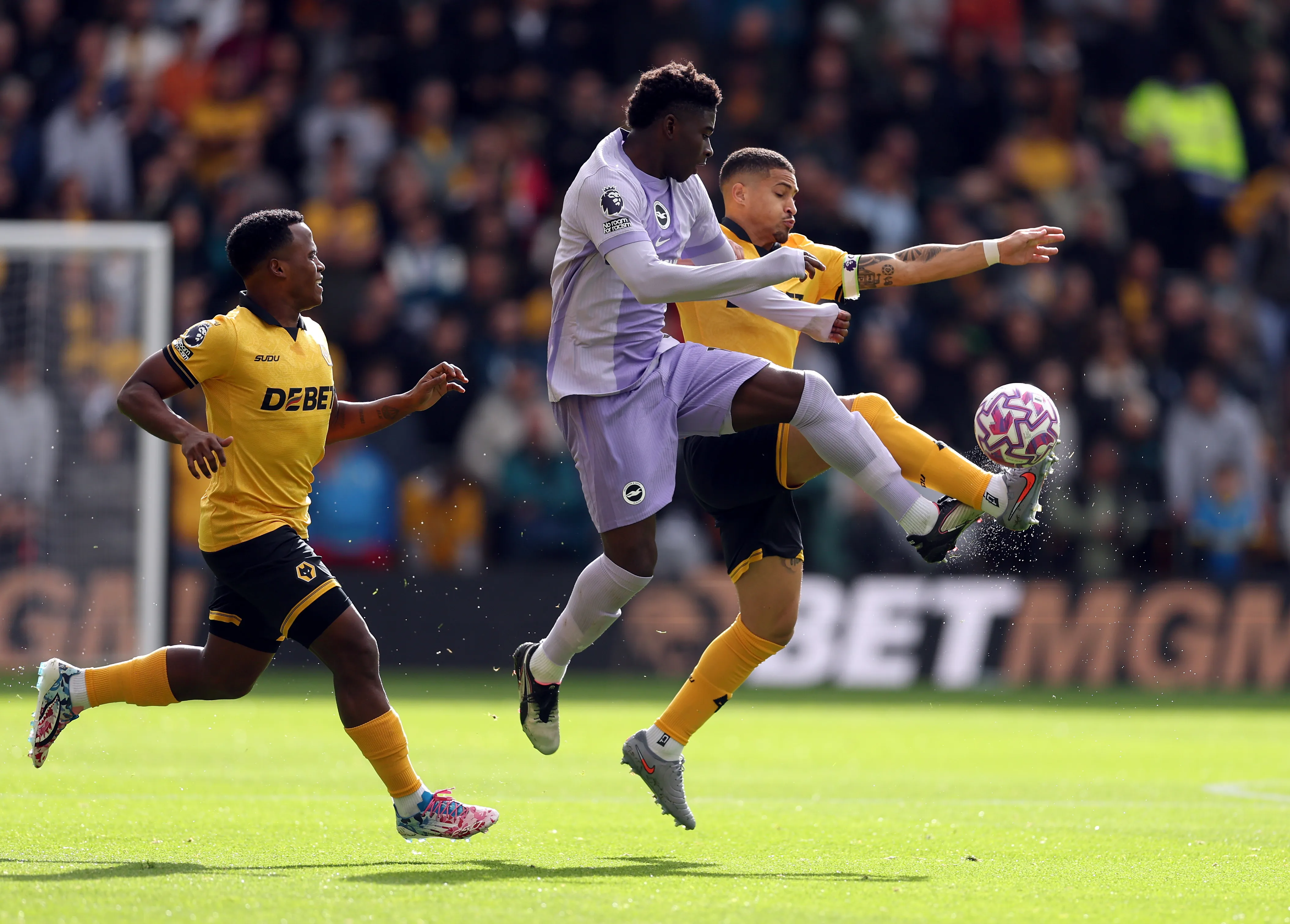 Carlos Baleba, do Brighton & Hove Albion, e João Gomes, do Wolverhampton Wanderers, disputam a bola durante a partida da Premier League entre Wolverhampton Wanderers e Brighton & Hove Albion, no Molineux, em 5 de outubro de 2025, em Wolverhampton, Inglaterra. (Foto: Richard Heathcote/Getty Images)