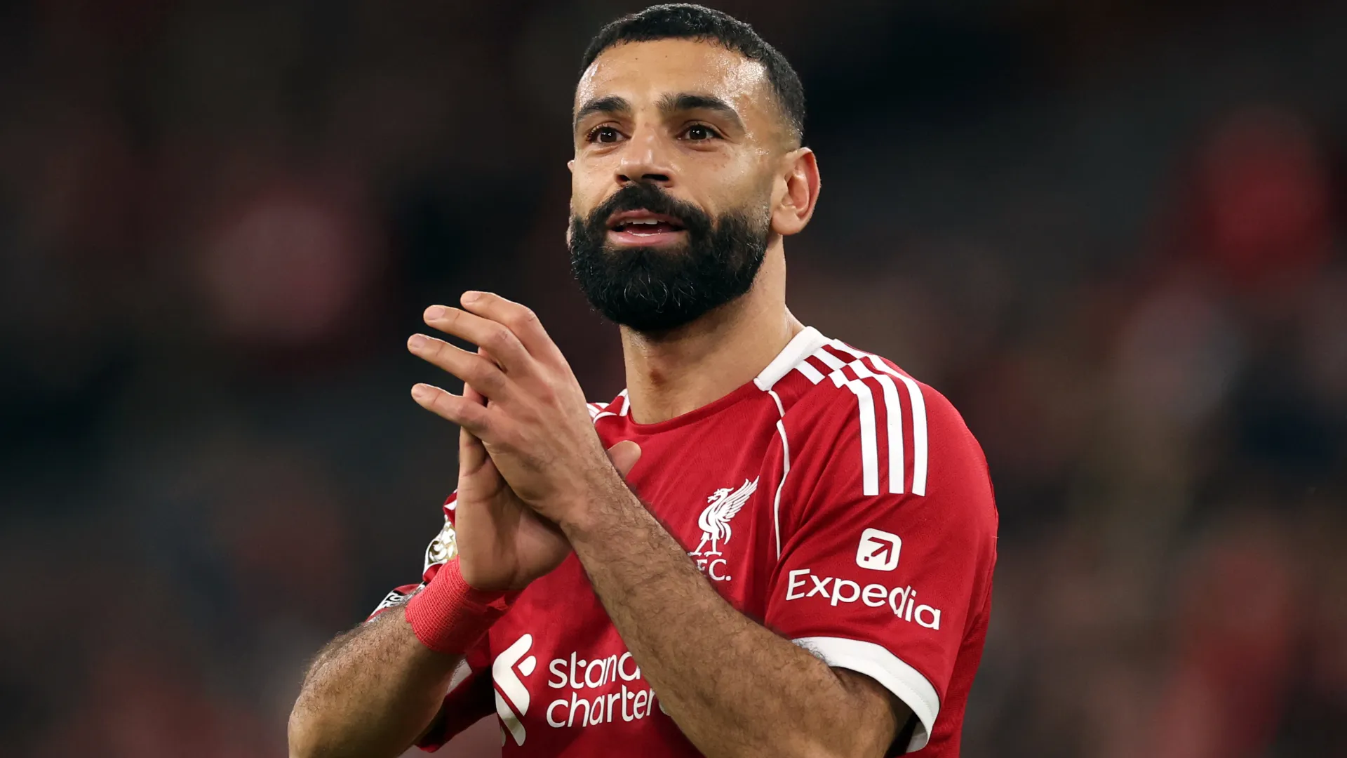 Salah aparece aplaudindo os torcedores após um jogo do Liverpool
